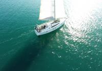 sejlbåd sejler i solen refleksion på havet